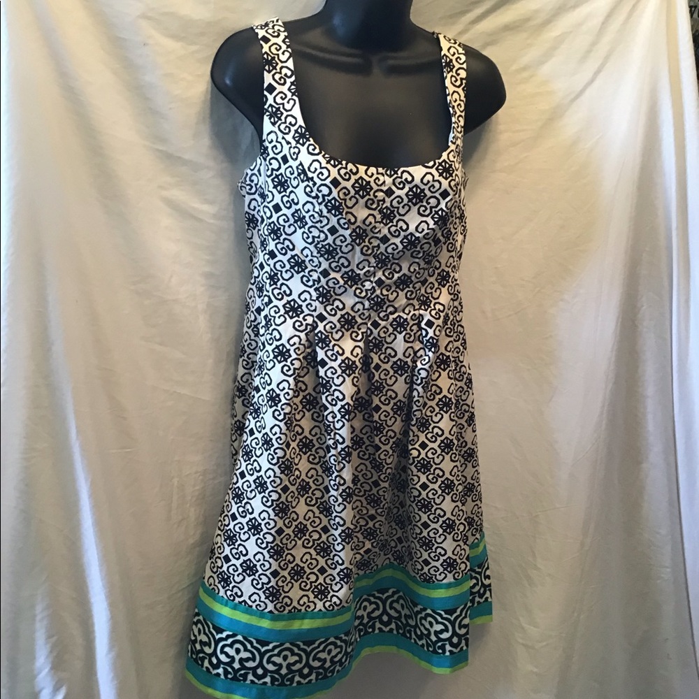 Beautiful casual dress w/ cute pattern, EUC
